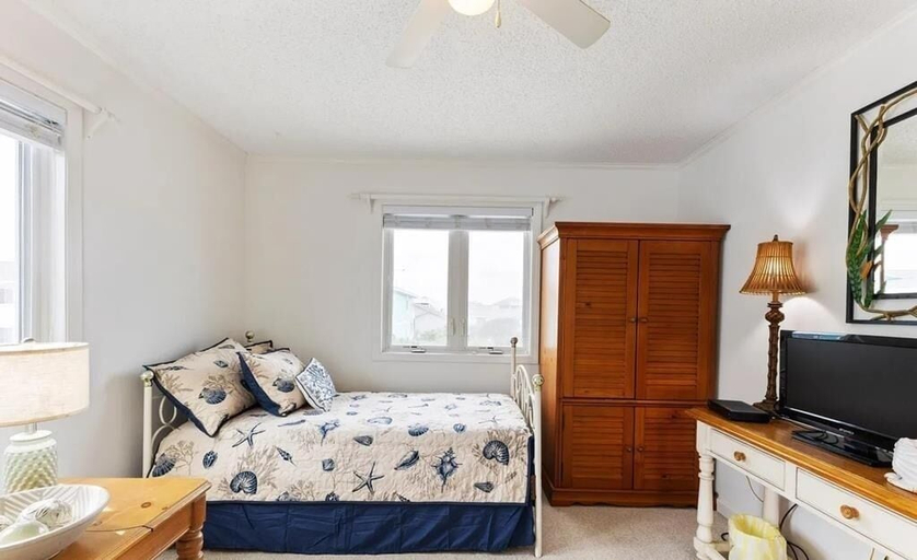 Room 5, Beauty & The Beach-8B - 2 Br Home, Brunswick