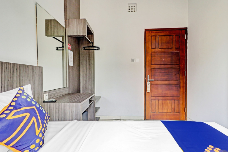 Room 5, OYO 94732 D River Cihampelas, Bandung