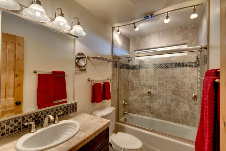 Bathroom, Tall Pine Chalet 3 Bedroom Home, Douglas