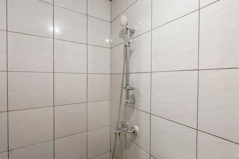 Bathroom 5, Simple Look Studio Apartment (No Kitchen) At Bandaraya - Tallasa City Makassar, Makassar
