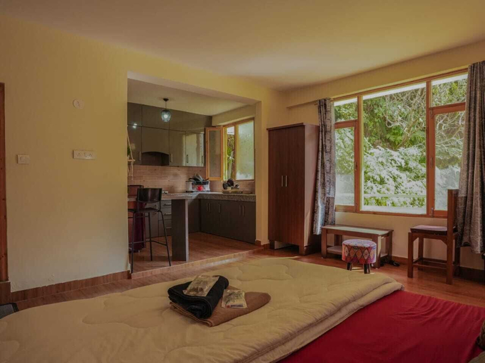 Room 5, Alooma Valley View Stays, Kullu