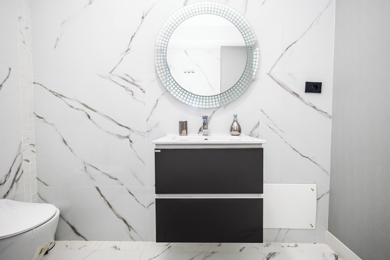 Bathroom 5, White Titanic, Navodari