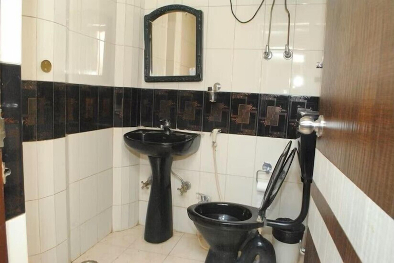 Bathroom 4, Hotel Pushpak International, Kolkata