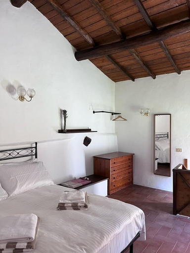 Bedroom 4, Casale Rustico con Piscina Privata e Ampio Parco, Lucca