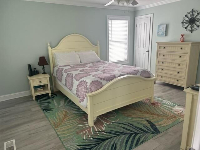 Room 2, Salt, Sand And Sudds 5 Bedroom Home by RedAwning, Brunswick