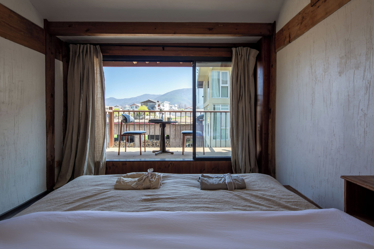 Room 2, Lijiang Tennessee Moutain Lodge - A Luxury Farmstay with Jade Dragon Views-Baisha Village Branch, Lijiang