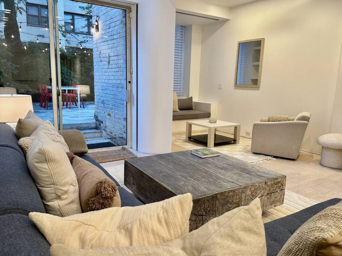 Room 4, Private Beautiful Townhome w Zen Garden, New York