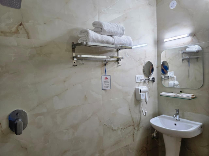 Bathroom 5, MG Beatle Hotel Tirupati, Chittoor