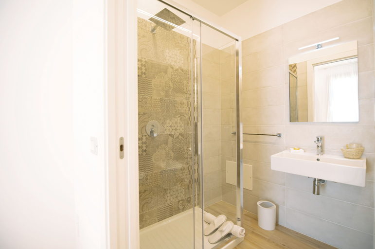 Bathroom 5, I Mori Hotel, Trapani