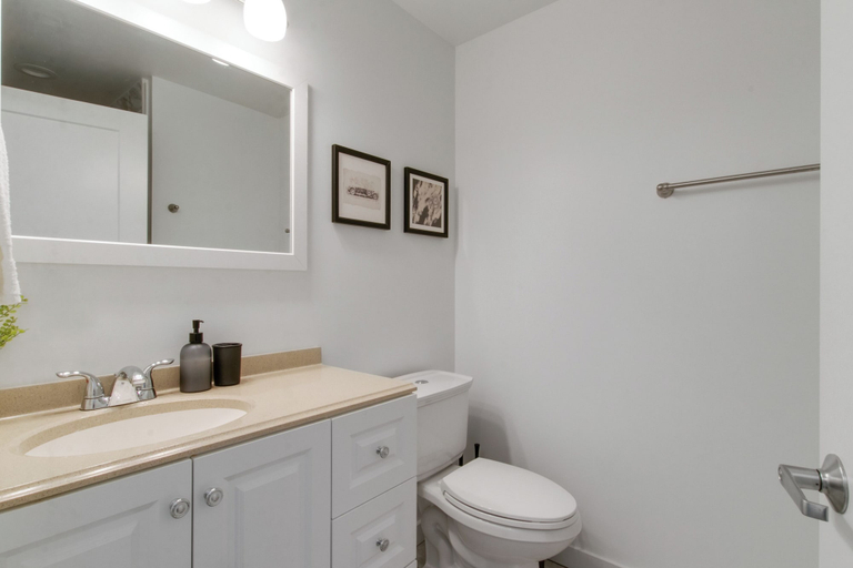 Bathroom 4, Stylish 1BR in West Loop - Lake 301 rep, Cook