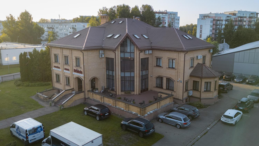 Exterior & Views