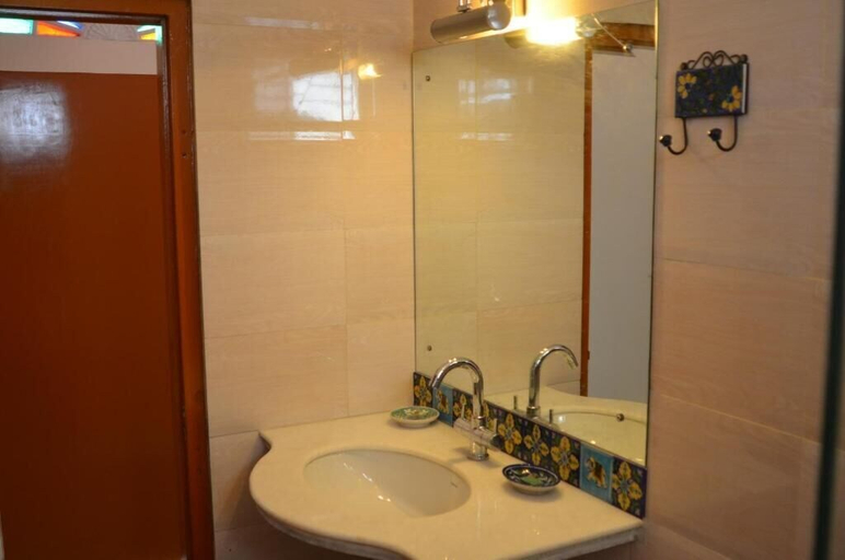 Bathroom, Rampura Kothi, Jaipur