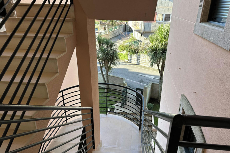 Interior 4, 2 Bed Apt Sleeps 4 - Two TVs - Free Parking, Pontevedra