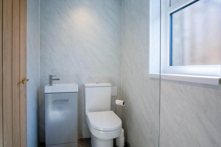 Bathroom 2, Welcome Lodge - 1 Bedroom Cottage - Llanrhidian, Swansea