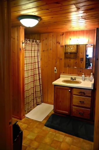 Bathroom 2, The North House 3 Bedroom Home, Ashland