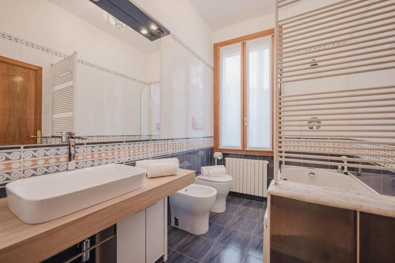 Bathroom 4, Santo Stefano Palace, Venezia
