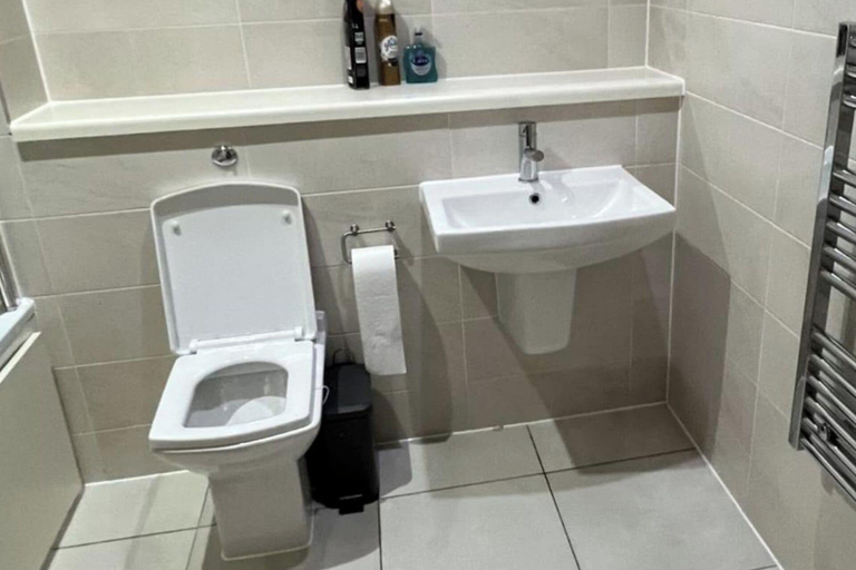 Bathroom 3, 1 Bed Apartment Sleeps 2 With Wi-fi, Manchester