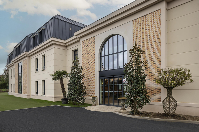 Exterior & Views