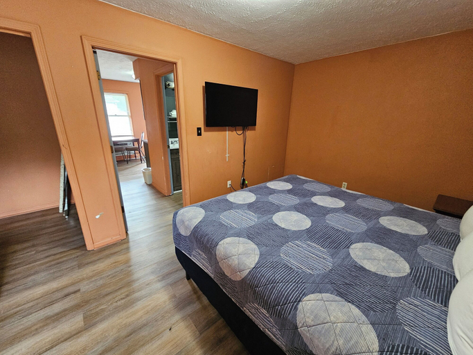 Room 5, Travelers Inn and Suites, McCracken