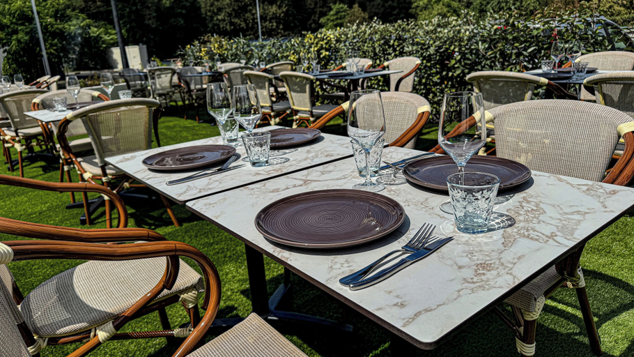 Terrace/patio 4, Hotel Restaurant Le Brennus (Logis Hotel), Gironde