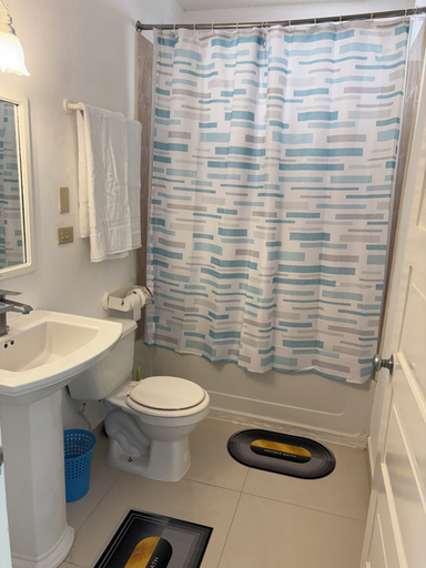 Bathroom 5, Runaway Bay Caldo Tours
