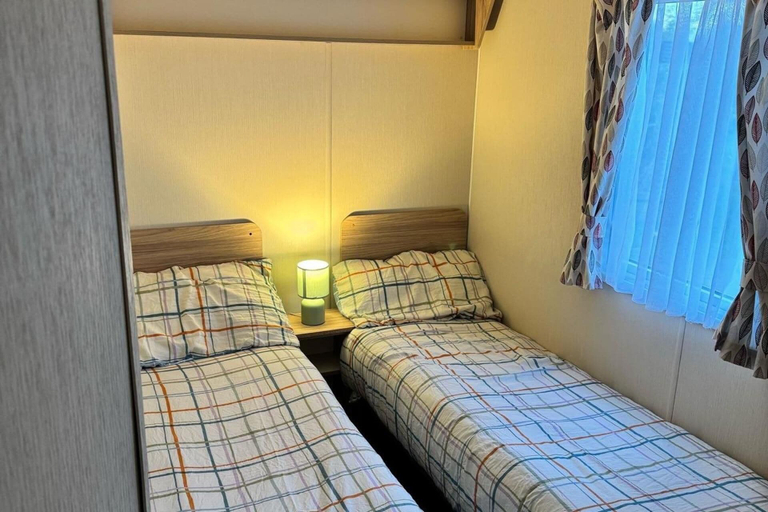 Room 3, 3 Bed Caravan - Sleeps 6 - Pets - 5 min to Beach, Conwy