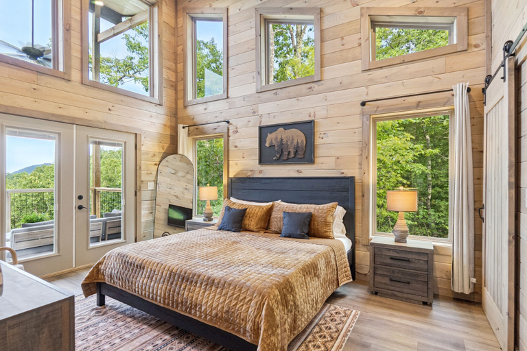 Room 4, Golden Oaks Cabin 3 Bedroom Home, Blount