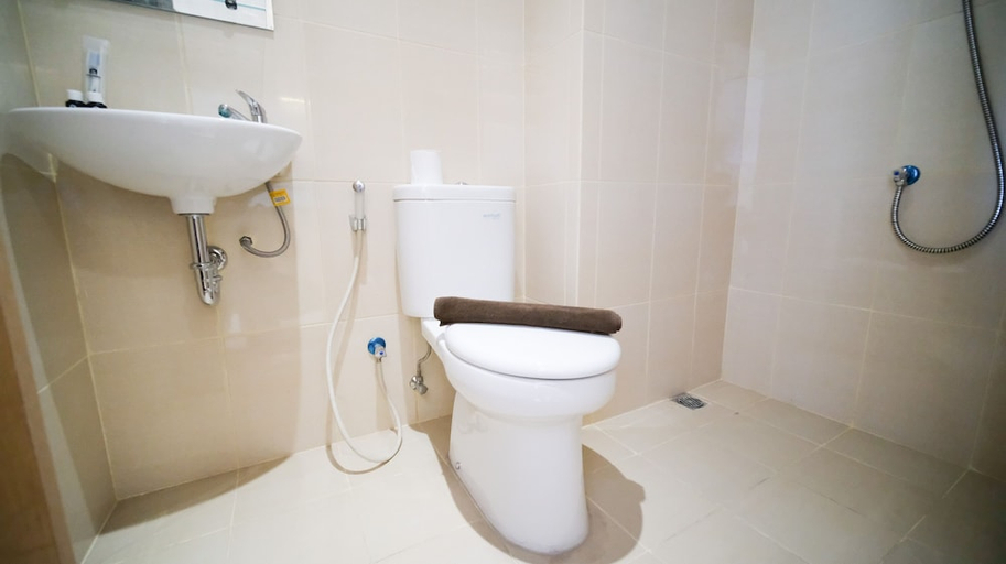 Bathroom 3, Compact And Strategic Studio At Bale Hinggil Apartment, Surabaya
