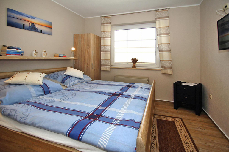 Bedroom, Ferienwohnung mit Sonnenterrasse in Dornumersiel, Aurich