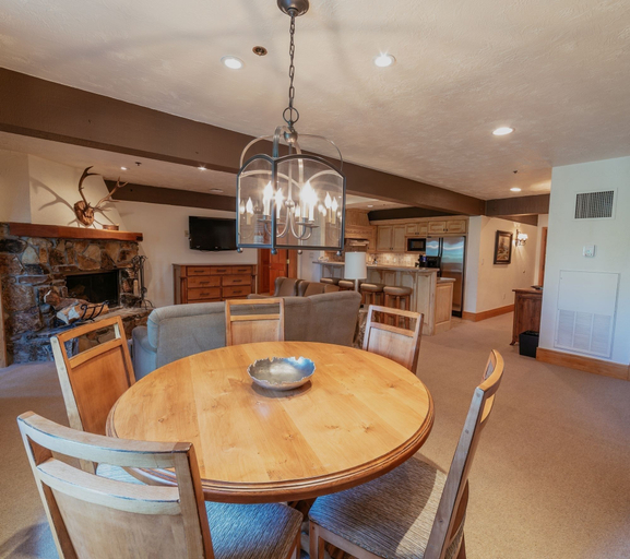 Dining, Luxury One Bedroom 1 Suite, Summit