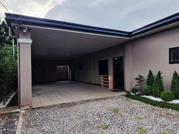Exterior 3, Earl's Villa, Pili