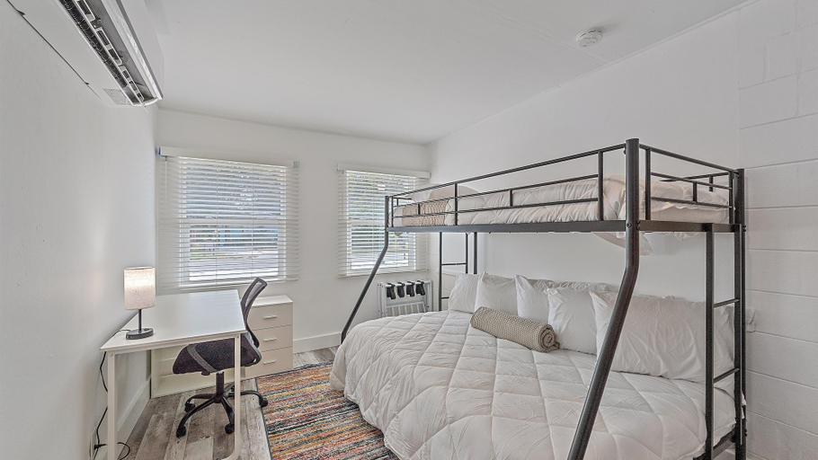 Room 5, Urban Nest On 8th 4 Bedroom Home, Sarasota