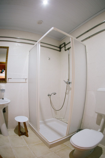 Bathroom 4, Zulla Nazaré Surf Village, Nazaré