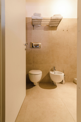 Bathroom 5, Pietranera Apartments, Catania
