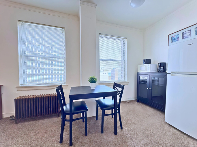 Dining room, 1BR Gold Coast Vintage Gem - SP 1700, Cook