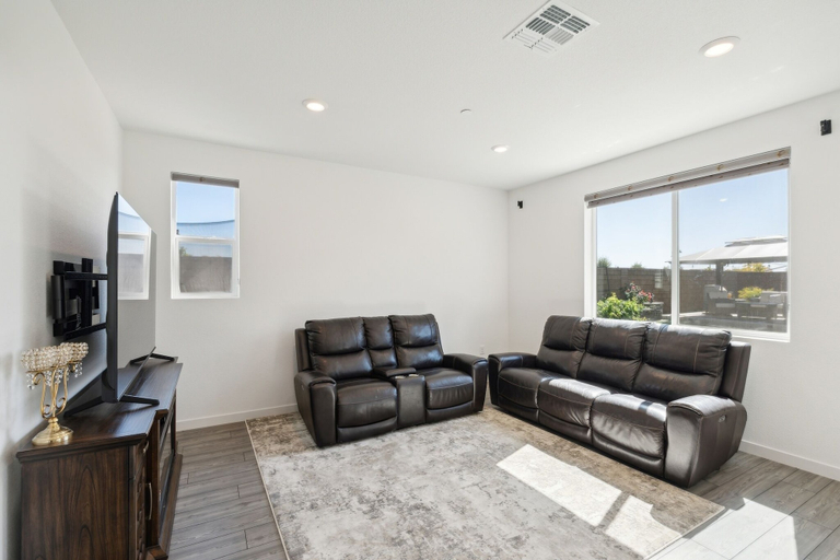 Living area 5, Spacious 3br Home With Charming Backyard 3 Bedroom Home, Sacramento