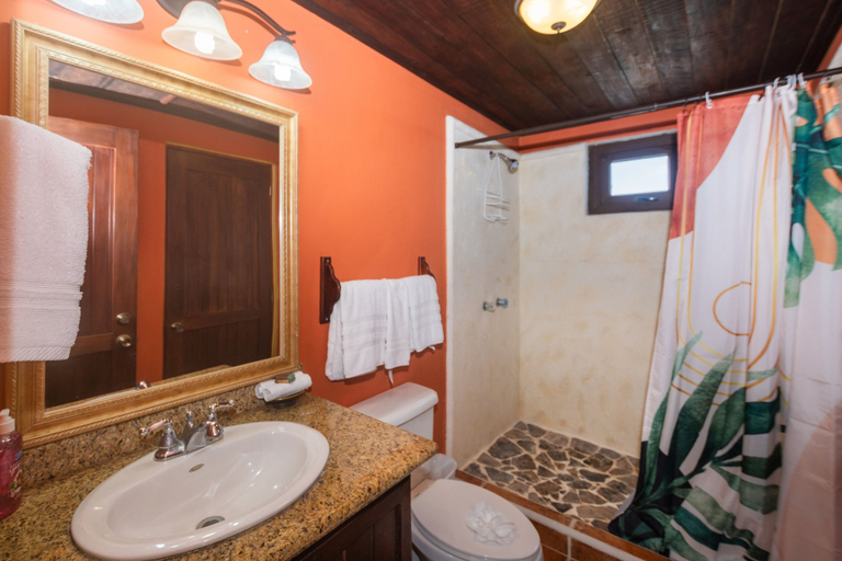 Bathroom 5, Green Orchid Escape 2 Bedroom Apts, Roatán