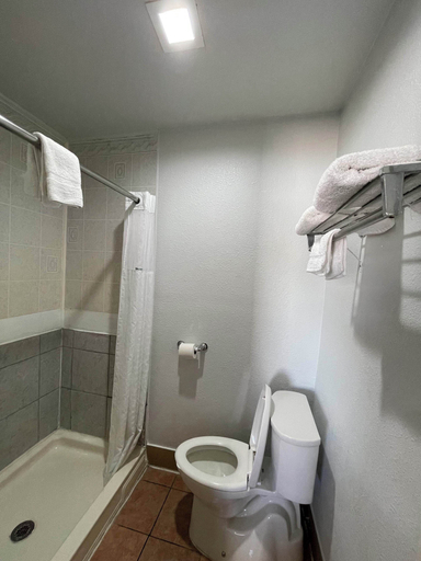 Bathroom 4, Western Skies Motel, Dallas