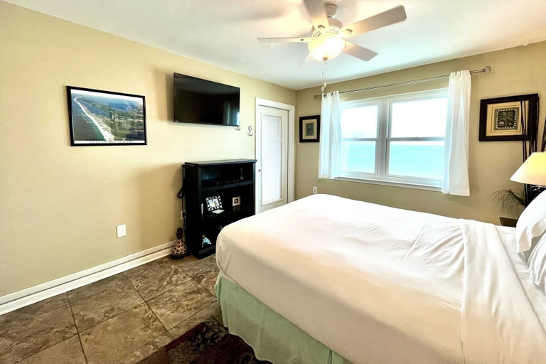 Room 2, Harbor House B2 2 Bedroom Condo by RedAwning, Baldwin