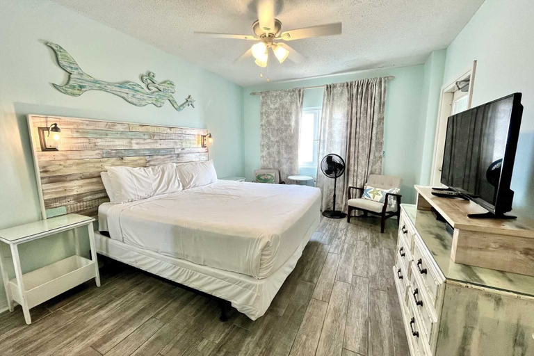 Room 3, Tropical Winds 304 3 Bedroom Condo by RedAwning, Baldwin