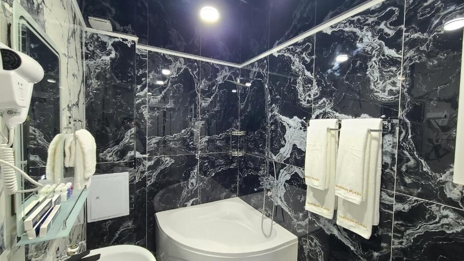 Bathroom, ShedevrPLAZA, Navbahor