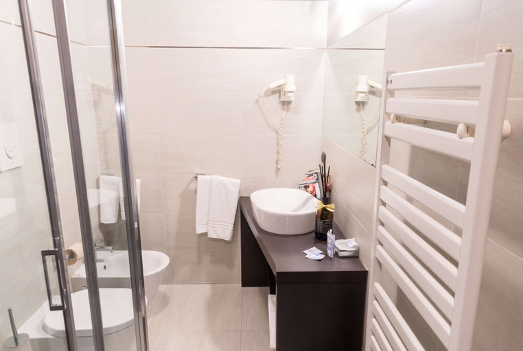 Bathroom 5, hotel ferrari milano, Milano