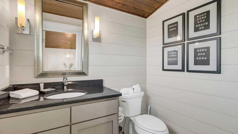 Bathroom 5, 3100 Palm Boulevard by Avantstay Beachfront, Ocean Views, Private Pool, Charleston