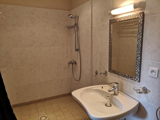 Bathroom 4, La ferme de Valeuse, Oise