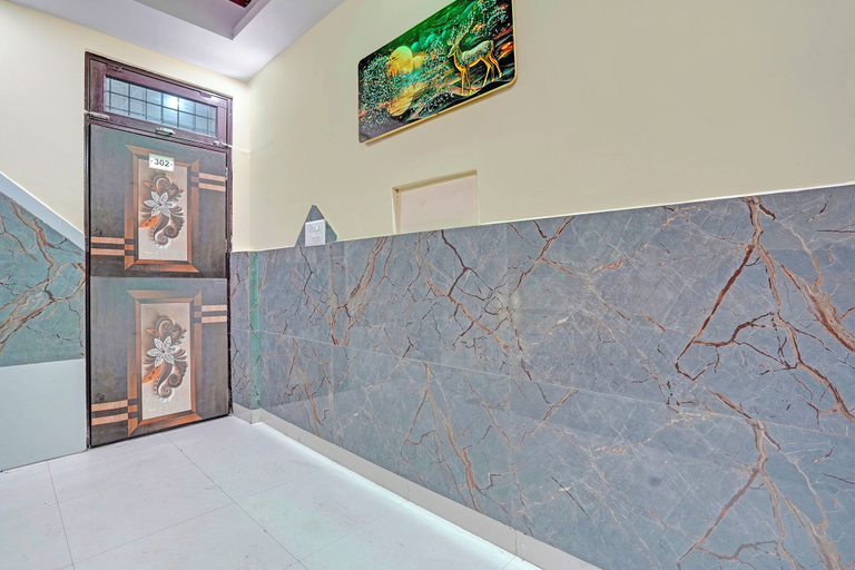 Lobby 5, Fabhotel Royal Plaza 62, Gautam Buddha Nagar