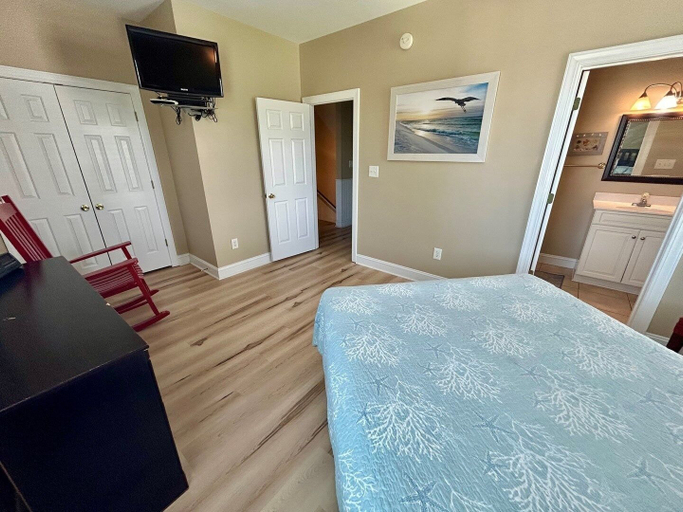 Room 4, Blue Dolphin 6 Bedroom Home by RedAwning, Horry