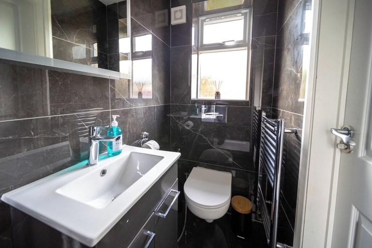 Bathroom, Pleasant Studio in St Albans, Hertfordshire