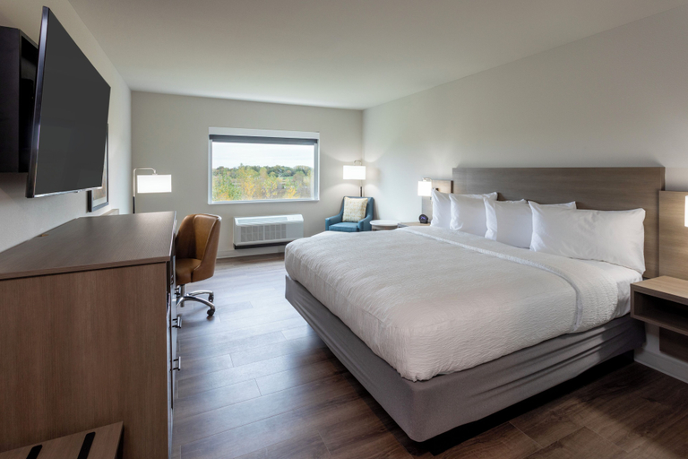 Bedroom 2, GrandStay Hotel & Suites Kaukauna, Outagamie