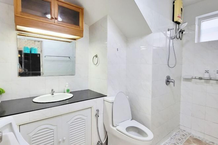 Bathroom 4, Poon House Nimman: Spacious Stay Near Attractions, Muang Chiang Mai