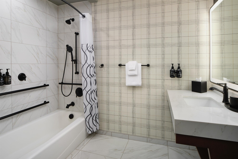 Bathroom 3, Tryon Riverfront Inn New Bern, Tapestry, Craven